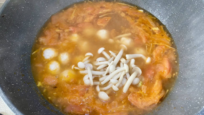 虾滑汤➕番茄白玉菇虾滑汤,加入白玉菇,虾滑,我这个虾滑直接就是丸子,不用手挤了