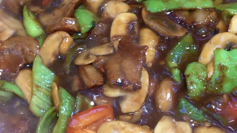 辣椒炒口蘑,倒入调好的料汁,拌匀至沸腾