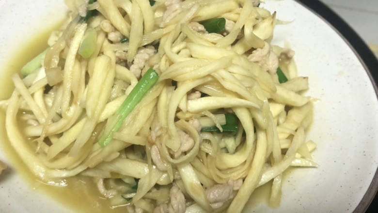 茭白烧肉,翻炒入味后,即可关火装盘