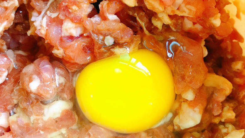 包菜猪肉饺子,打入一个<a style='color:red;display:inline-block;' href='/shicai/ 9'>鸡蛋</a>