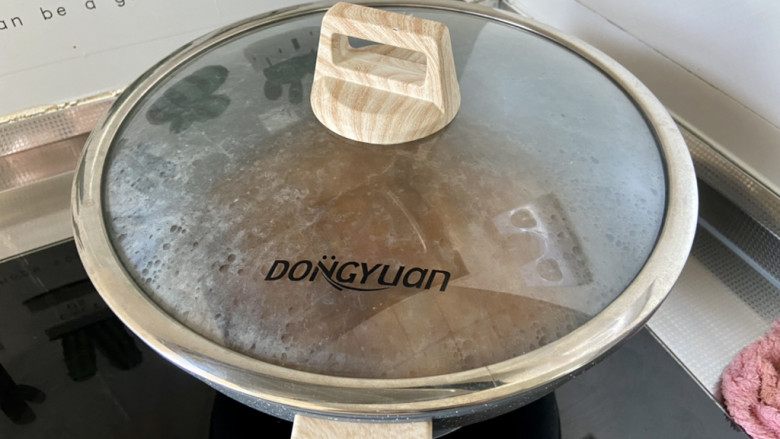 红烧鸭块➕毛豆烧鸭腿,加盖,小火炖煮30分钟
