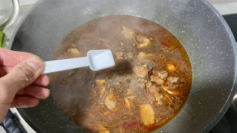 豆角焖卷子➕排骨豆角土豆焖卷子,炖煮25分钟后,尝下咸淡,根据自己口味补充少许🧂