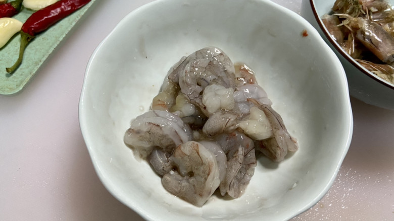 腐竹炒虾仁,虾仁厨房纸巾吸去表面水分,加半汤匙料酒少许食盐,用手不断抓拌到表面起粘,腌制10分钟