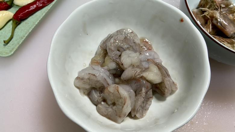 腐竹炒虾仁,虾仁厨房纸巾吸去表面水分，加半汤匙料酒少许食盐，用手不断抓拌到表面起粘，腌制10分钟