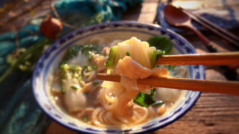 青菜肉丝面,上桌即可食用