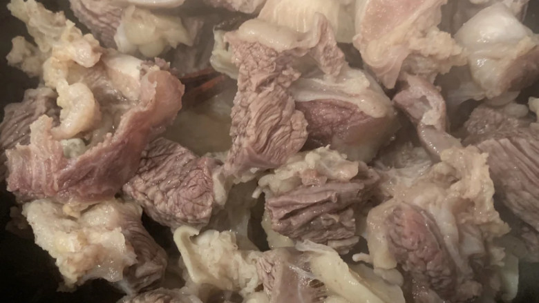 红焖牛肉煲,将牛肉捞出控干水分,不然炒的时候油会溅出来。