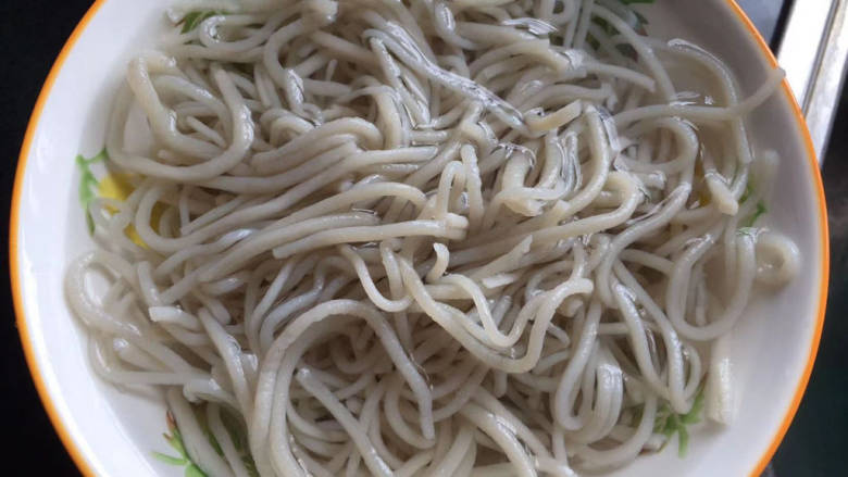 青菜炒粉条,<a style='color:red;display:inline-block;' href='/shicai/ 525'>粉条</a>用温水泡发