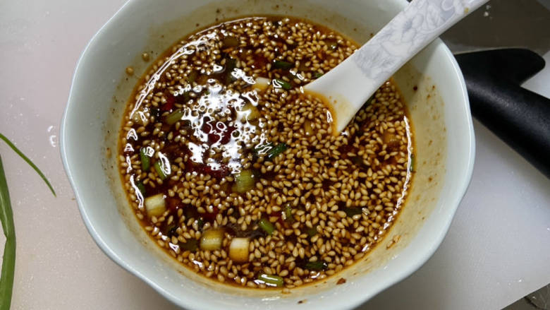 凉拌粉丝黄瓜,最后加入香菜末,拌匀即可。这个调味汁还可以拌其他凉拌菜都很好吃。