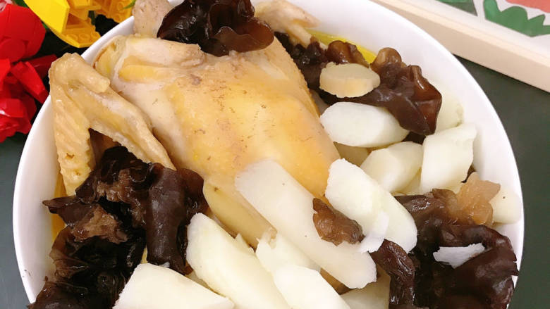 木耳淮山炖鸡,装入汤碗中食用