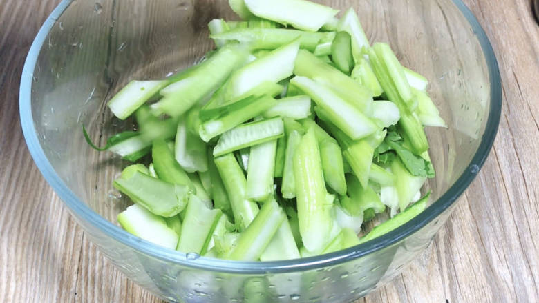 菜心梗炒肉,菜心梗剥去外皮,洗净后切成两半,再切成小段备用