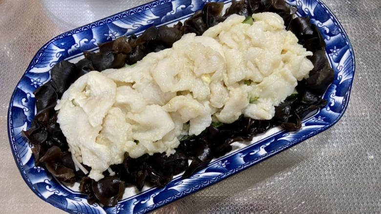 油泼鱼➕葱香浓郁油泼鱼片,鱼片捞出沥水,放在黄瓜金针菇上