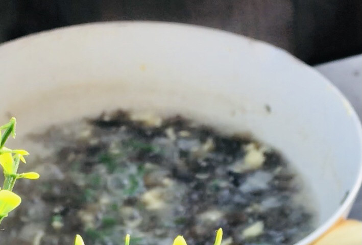 紫菜豆腐八卦汤,放入葱叶,拌匀即可