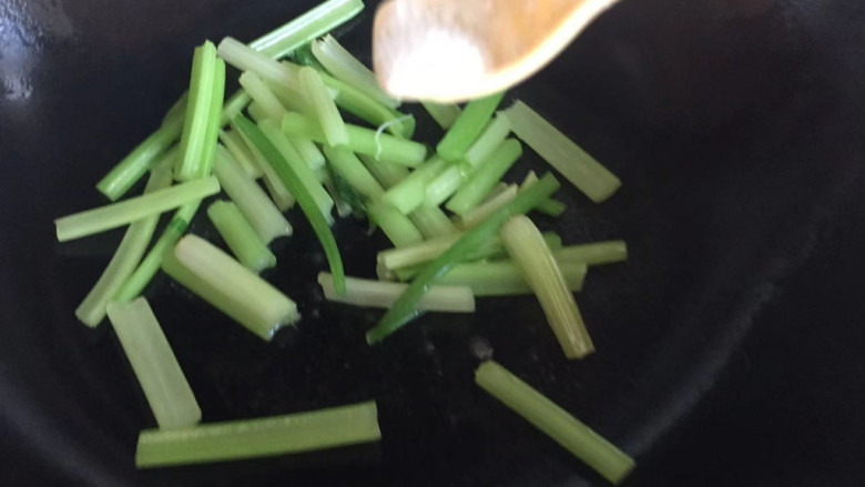 芹菜炒墨鱼,加入适量盐