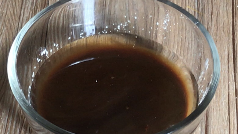 杏鲍菇炒鸡丁,备一小碗,放入适量清水,加入淀粉、和所有的调料拌匀备用