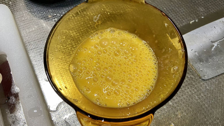 杂炒时蔬➕胡萝卜菌菇鸡蛋炒笋瓜,鸡蛋两个磕入碗中,加少许盐,搅拌均匀