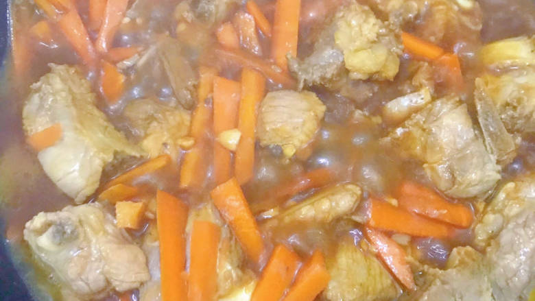 胡萝卜烧排骨,然后开盖继续焖煮
