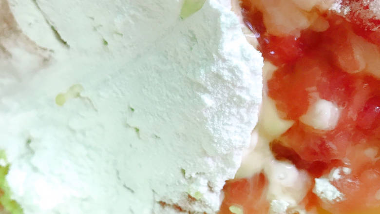 包菜猪肉饺子,加入<a style='color:red;display:inline-block;' href='/shicai/ 718'>料酒</a>