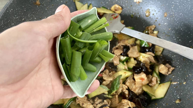 五花肉炒黄瓜➕五花肉木耳炒黄瓜,出锅前加入葱叶,翻炒均匀出锅