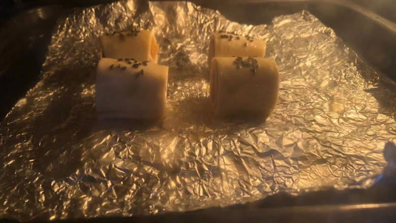 飞饼卷烤肠,烤箱预热200度,烤约15分钟。