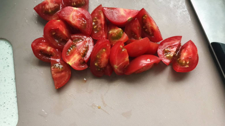 鸡胸肉蔬菜沙拉,把<a style='color:red;display:inline-block;' href='/shicai/ 3438'>圣女果</a>切成小块;