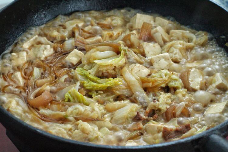 五花肉炖白菜,待锅中食材炖至软熟,按照个人口味调入适量的盐和<a style='color:red;display:inline-block;' href='/shicai/ 756'>鸡精</a>,翻炒均匀即可。炖菜不需要将汤汁收的太干,有汤有菜才叫炖。