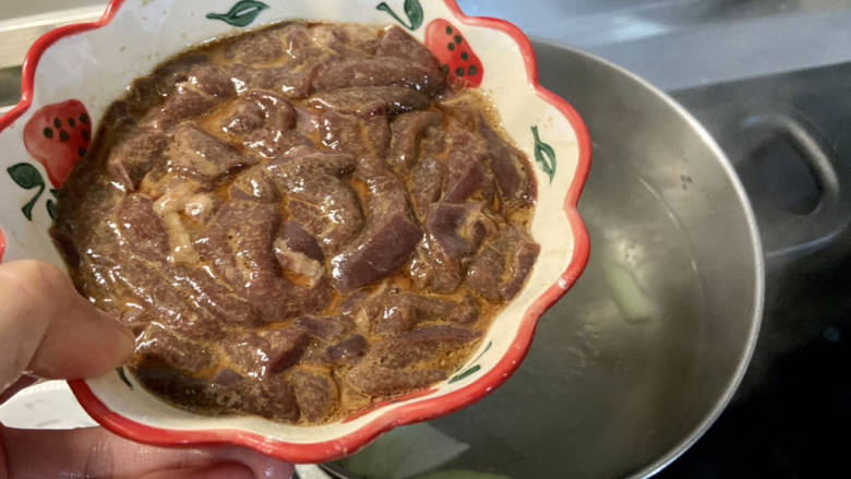 鱼香猪肝,转中小火,加入腌制的猪肝,煮一分钟,猪肝变色断生盛出