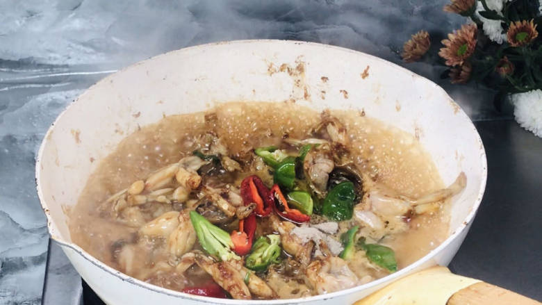 酱香田鸡,加入少许清水、青红辣椒、胡椒粉,拌匀,烧5分钟