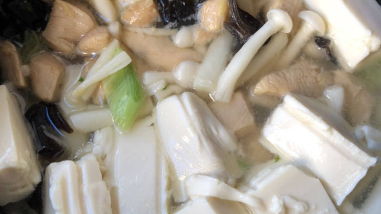海鲜菇豆腐汤,放入切块的豆腐,加盖炖煮片刻。
