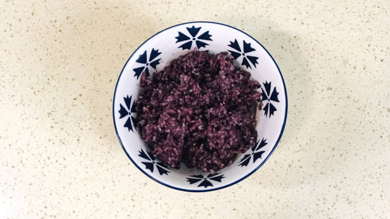 海苔拌饭,准备剩<a style='color:red;display:inline-block;' href='/shicai/ 507'>米饭</a>一碗,我用的是健康的黑米杂粮饭