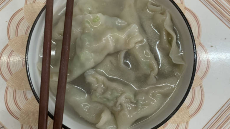 芹菜猪肉饺子,带点汤挺不错。