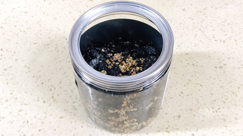 海苔拌饭,装入密封的容器中,自然冷却后,再盖紧盖子