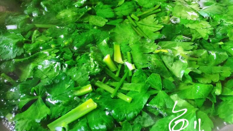 芹菜木耳炒肉丝,芹菜段入开水锅中焯烫30秒捞出过凉水,捞出沥干水分备用