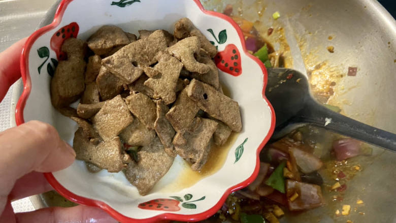 鱼香猪肝,加入断生的猪肝,中大火翻炒十来秒,即可出锅