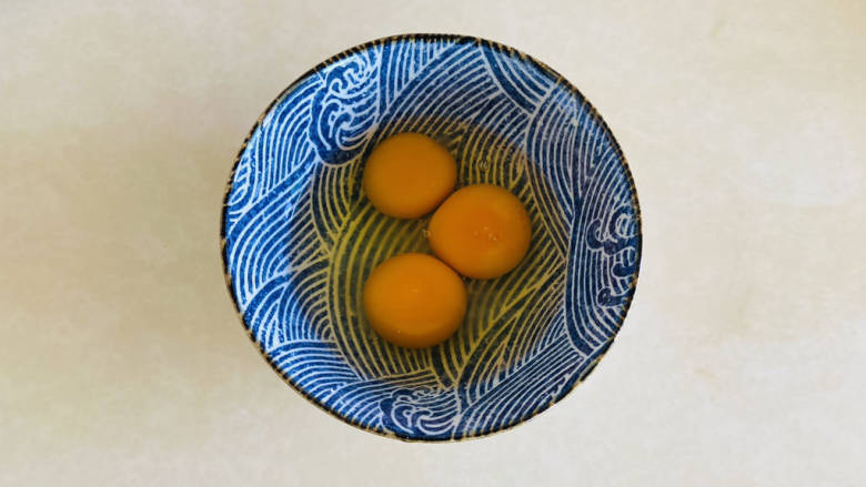 滑蛋牛肉,<a style='color:red;display:inline-block;' href='/shicai/ 9'>鸡蛋</a>打入碗中,加入少许盐