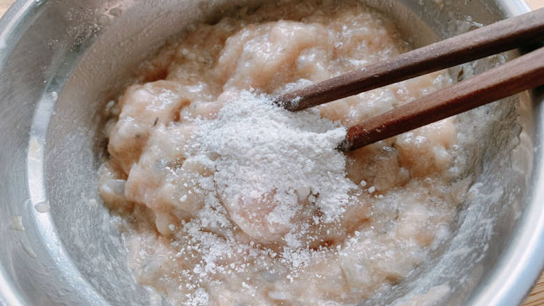 海鲜小馄饨,少许地瓜粉,搅拌均匀
