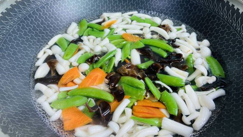 小炒白玉菇,锅中加入适量清水大火烧开,加入适量盐和食用油。放入食材焯烫两分钟