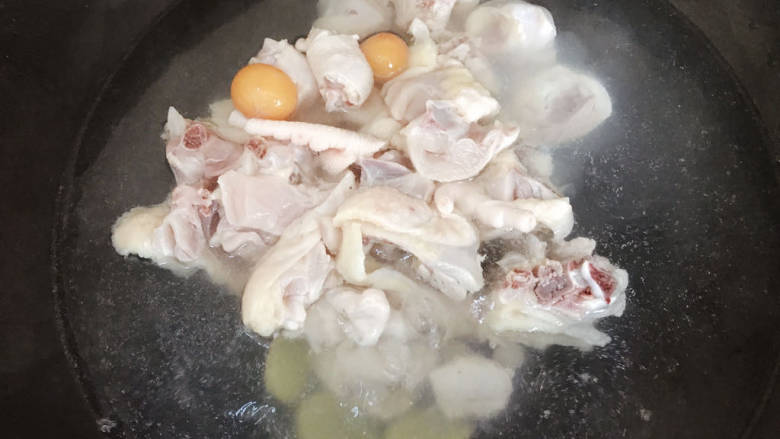 酱焖鸡块,水中放姜片,煮沸后倒入鸡肉
