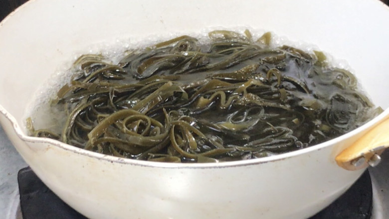 凉拌芝麻海带,就着油锅注入适量清水烧开,放入海带煮沸