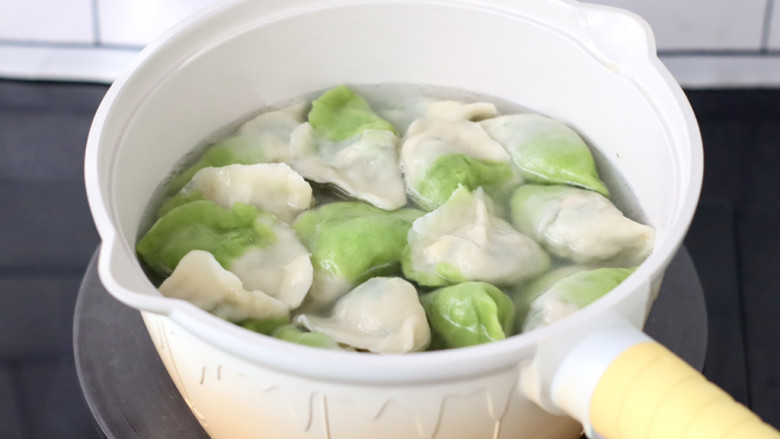 #闹元宵#翡翠韭菜海虹饺子,锅中倒入适量清水烧开,放入包好的饺子,煮至漂浮在水面上即可关火!
