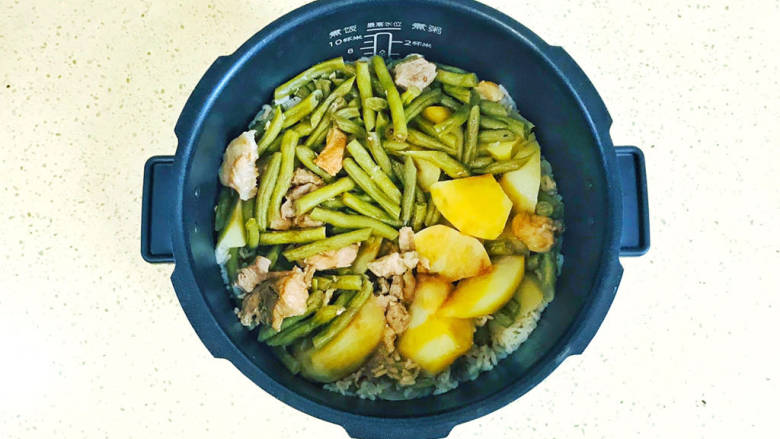 五花肉焖饭,启动煮米饭档位,煮熟