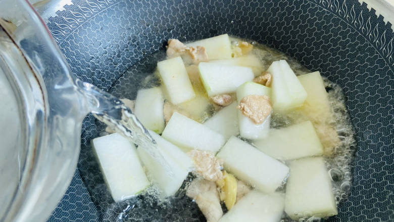 冬瓜瘦肉汤,加入热水,水量莫过食材即可。大火煮沸转中火焖煮熟即可
