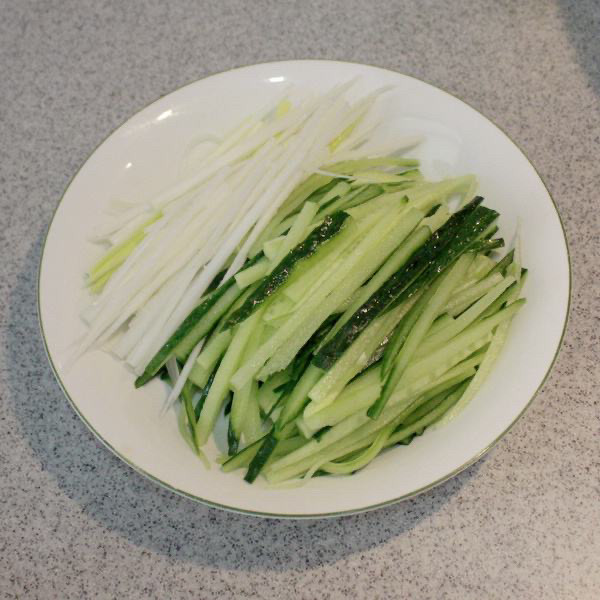肉酱拌面,再切掉黄瓜丝,拌面中也需要有点蔬菜,吃起来不会觉得腻。