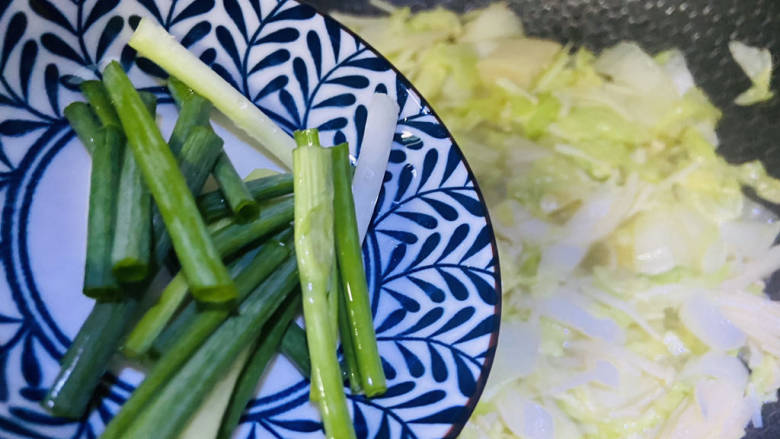 金针菇炒大白菜,入葱段