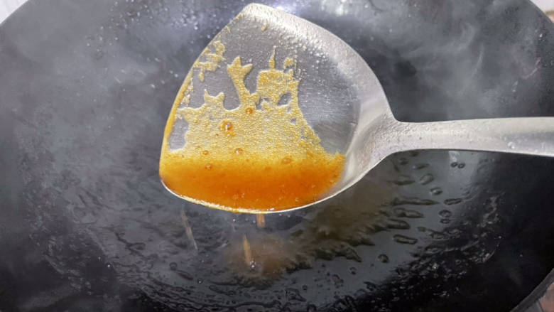 啤酒焗鸭,炒至焦糖色。
