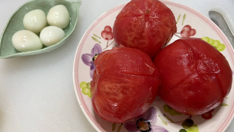 茄汁狮子头,番茄去皮,煮好的鹌鹑蛋剥壳