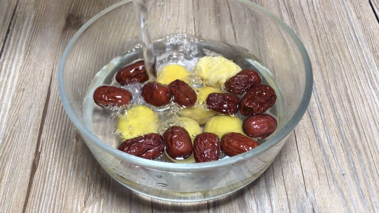 栗子红枣蒸南瓜,<a style='color:red;display:inline-block;' href='/shicai/ 2470'>红枣</a>和栗子,洗净沥干水分
