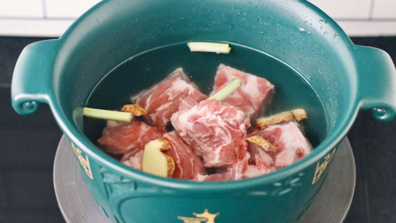 砂锅脊骨煲,砂锅里倒入适量的清水,放入脊骨和葱姜,倒入<a style='color:red;display:inline-block;' href='/shicai/ 718'>料酒</a>。