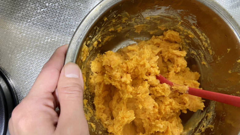 芝士烤红薯,取出用压薯器或者叉子等压成泥,我喜欢带着点颗粒感的,喜欢细腻口感的可以多压几遍过筛。
