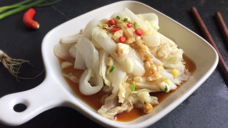 凉拌娃娃菜,朝天椒切小圈,撒上
