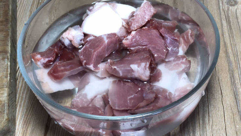 鹌鹑蛋红烧肉,将肉切成小块,洗净沥水备用
